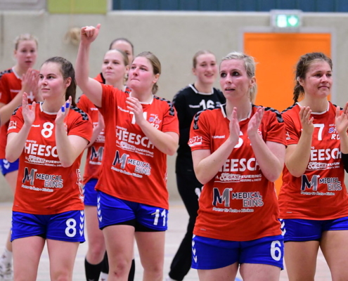 die erste Frauen bedankt sich bei den Zuschauern nach einem Spiel